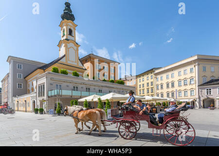 Vue de Saint Michaelskirche et restaurants à Residenzplatz, Salzburg, Autriche, Europe Banque D'Images