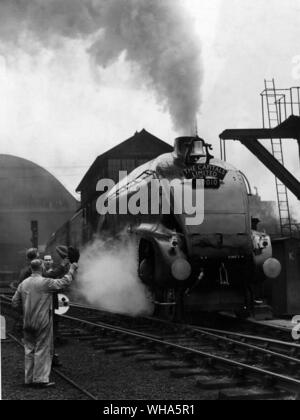 Les Capitales limitée. Londres à Édimbourg non stop express. Les travailleurs de Kings Cross adieu que le train quitte la gare sur sa course inaugurale. 23 Mai 1949 Banque D'Images