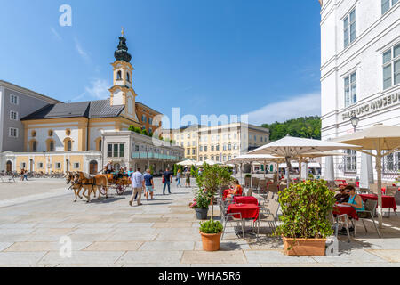 Vue de Saint Michaelskirche et restaurants à Residenzplatz, Salzburg, Autriche, Europe Banque D'Images