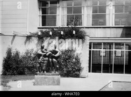 Groupe familial par Henry Moore 1945. bronze. à l'école Barclay Stevenage en Angleterre Banque D'Images