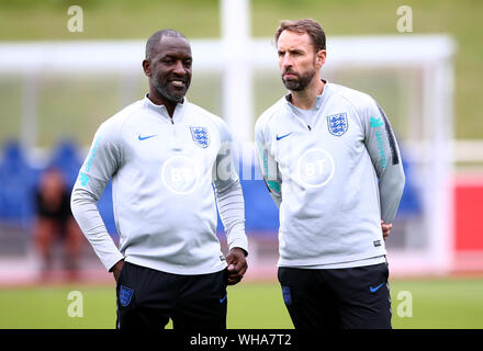 Gestionnaire de l'Angleterre Gareth Southgate (droite) parle à Chris Powell durant une session de formation à St George's Park, Burton. Banque D'Images