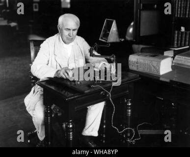 Edison assis à Telegraph key 1920. 28 juillet 1920. Site Historique National Edison New Jersey Orange. . Thomas Alva Edison, (l'Assistant de Menlo Park) de l'inventeur ; laboratoire de recherche a ouvert ses portes à Menlo Park, New Jersey 1876 (déplacé à West Orange, New Jersey 1887) ; inventé phonographe (1877) ; 1ère démontré a inventé la lumière électrique à incandescence 1879 ; inventé kinetograph et caméra kinétoscope motion-picture viewer (brevetée) 1891  1847-1931 . . Banque D'Images