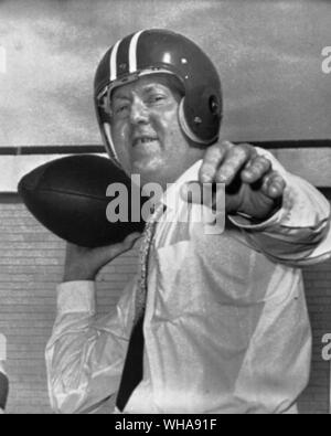 C'Everett Thomas 47 première greffe cardiaque patient à retourner au travail, a mis un casque de football et le jeta un peu de passages sur mardi alors qu'il a participé à une séance de formation de l'Université de Houston. Thomas, un fervent amateur de football a reçu son nouveau cœur le 3 mai à St Lukes Hospital à Houston. 11 septembre 1968. Banque D'Images