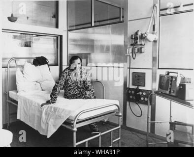 Riant joyeusement et faire des calembours la première greffe cardiaque patient face aux caméras d'aujourd'hui. Pour Fred West l'homme qui a reçu un nouveau cœur qu'il y a plus de trois semaines, c'était sa première rencontre avec l'extérieur depuis son opération. Jusqu'à aujourd'hui, seule sa femme et l'équipe médicale ont été admis près de lui. . 28 mai 1968. Un très bon à la Fred West assis sur son lit d'hôpital dans son propre hôpital spécial suite à l'Hôpital national d'entendre aujourd'hui à London Banque D'Images