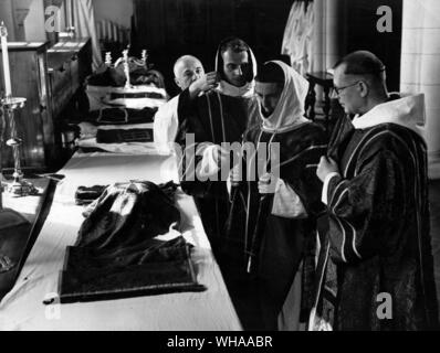 Les ministres de la grande messe don leurs vêtements liturgiques dans la Sacristie avant d'entrer dans l'église. Avant d'entre eux est le Pacte. Les couleurs de l'vestments varient selon le service Banque D'Images