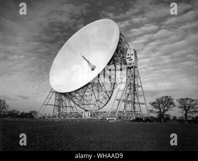 Après près de 10 ans de planification le radiotélescope de Jodrell Bank le plus grand radiotélescope orientable entièrement l'un dans le monde a été mis en place à temps pour prendre part à l'Année géophysique internationale de 1957-1958. Propulsé par des moteurs électriques il peut être conduit à lutter contre le mouvement de la terre afin de suivre automatiquement un météore ou étoile planète satellite artificiel. Il peut pénétrer plus profondément dans l'espace que n'importe quelle autre forme de télescope pour entendre ' ' des signaux radio émis il y a des millions d'années-lumière. Le bol qui peut être tourné ou inclinée dans n'importe quelle direction recueille et concentre les ondes radio en option Banque D'Images