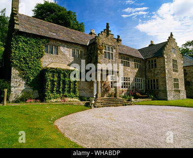 Façade Sud et porche de Golden Grove manoir élisabéthain, au nord du Pays de Galles, Royaume-Uni, construit en 1580 par Sir Edward Morgan, un fonctionnaire à la cour d'Elizabeth I Banque D'Images