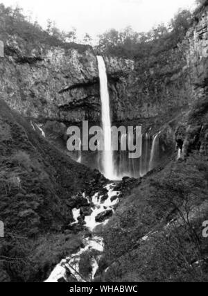 Le sacré chutes Kegon à Nikko qui débordent du Lac Chuzenji. Aujourd'hui, les eaux du lac sont nécessaires pour produire de l'électricité pour les domaines hôtels et magasins et quand les touristes ont quitté les chutes sont éteints. Banque D'Images