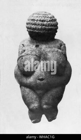 L'Aurignacien : la Vénus de Willendorf l'un des plus connus des chiffres de la fécondité. Au début de la plus célèbre image d'un homme, une femme, est ce qu'on appelle la Vénus de Willendorf, trouvé en 1908 par l'archéologue Josef Szombathy [voir BIBLIOGRAPHIE] dans un dépôt de loess de l'Aurignacien dans une terrasse d'environ 30 mètres au-dessus du Danube près de la ville de Willendorf en Autriche.. Les premiers avis de sa découverte est apparu dans un rapport de l'anthropologue George Grant MacCurdy Yale (1863-1947) qui se trouvait à Vienne en l'été 1908. Bien que la plus grande partie de la collection de pièces du site n'avait pas Banque D'Images