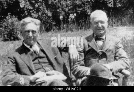 Louis D. Brandeis avec son frère Alfred sur sa dernière visite à Louisville Mai 1922. Louis Brandeis est né à Louisville, Kentucky en 1856 dans une famille juive de tolérant et rituels chrétiens. Plus tard dans la vie pourraient être Brandeis mieux décrite comme une Secular-humanist. Bien qu'il a terminé ses études secondaires en Allemagne, il retourne aux États-Unis où il a étudié le droit à Harvard. Après son installation à Boston, Brandeis est devenu un excellent avocat passer une bonne partie de son temps à la poursuite de cas avec une volonté politique tordues. En particulier, il a apprécié le représentant des petites entreprises contre giant Banque D'Images