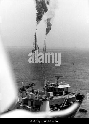 Les zones marines d'Abu Dhabi Ltd. dans le champ Zakum torches. 1973 Banque D'Images