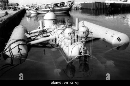 Les zones marines d'Abu Dhabi Ltd. Subsea séparateur pour le champ Zakum dans Das Island Harbour ; les réservoirs de flottabilité sont définis dans la position de remorquage. 1971 Banque D'Images