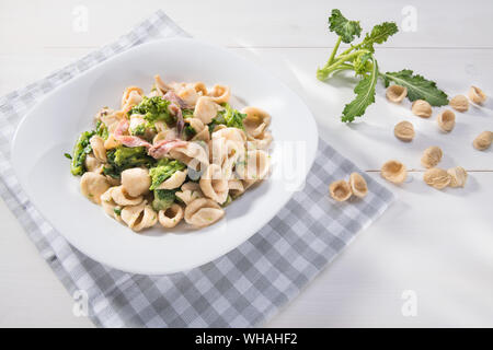 Les végétariennes pâtes italiennes, un plat traditionnel dans les Pouilles, Italie du sud, orecchiette aux navets et des anchois salés, vue supérieure avec Banque D'Images