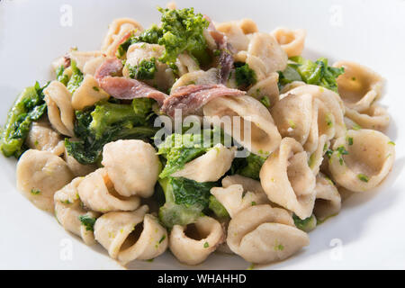 Les végétariennes pâtes italiennes, un plat traditionnel dans les Pouilles, Italie du sud, orecchiette aux navets et des anchois salés, Close up Banque D'Images