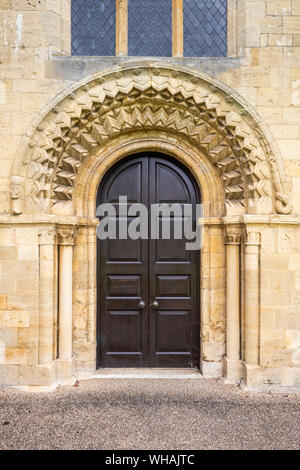 Chevrons & serpents chefs sur le Norman porte ouest à St Michael et Tous les Anges datant de 900 ans, Bishop's Cleeve, Gloucestershire UK Banque D'Images