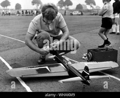 Ligne de commande d'un modèle à l'échelle d'un de Havilland Chipmunk être ravitaillé Banque D'Images