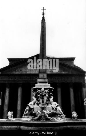 La fontaine en face du Panthéon. L'obélisque a été ajouté par Clément XI dans le 18e siècle Banque D'Images