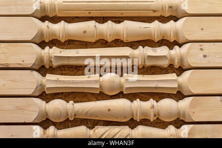 Balustres en bois de pin pour la rampe d'escalier. Banque D'Images