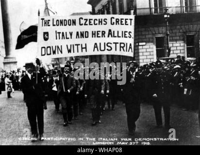 Une scène prise lors d'une démonstration de l'Autrichien tchèques Résidence à Londres le 27 mai 1915. . L'Italie salue tchèques de Londres et ses alliés vers le bas avec l'Autriche. Les tchèques participant à la démonstration de la guerre italienne Banque D'Images