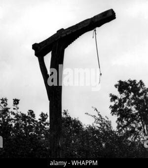 Le Caxton Gibbet. Le Cambridgeshire. Un mille et demi de Caxton, à ce qu'était le carrefour, il existe une réplique, un rappel sinistre gibet de l'histoire de l'endroit. Gibbeting a été la peine capitale pour certains crimes capitaux y compris le grand banditisme. Une cage de fer aurait suspendu au bras en bois de la potence d'origine. Ici les criminels étaient accrochés, emprisonné dans la cage jusqu'à leur mort. La tête a été fixée en haut pour empêcher les jambes fatiguées de se reposer et de la personne serait lentement de faim, ou dans l'hiver succombez à l'exposition. Le corps reste suspendu pendant un certain temps après Banque D'Images