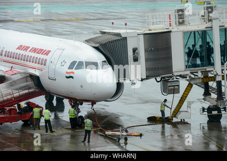 L'Inde, Mumbai , l'Aéroport International Chatrapati Shivaji, Airbus d'Air India, du personnel au sol de l'équipe de service et sur le pont d'embarquement des passagers à bord Banque D'Images
