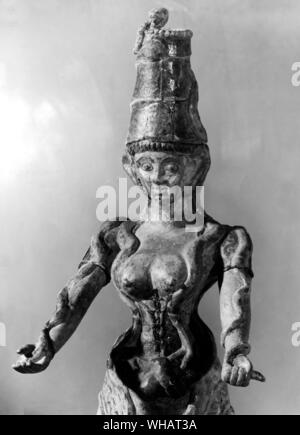 La faïence, déesse, du trésor de culte dans le palais de Cnossos . Serpent Minoen Déesse. 16e siècle avant J.-C. Banque D'Images