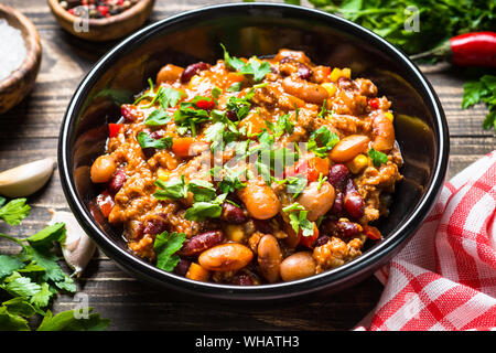 Chili con carne à partir de viande et de légumes sur une table en bois Vue de dessus. Banque D'Images