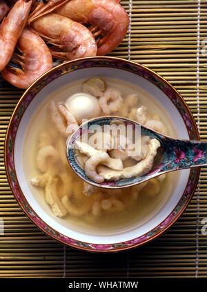 Cuisine internationale . Crevettes, poulet, champignons et les cailles'-oeuf soupe.. Chine Banque D'Images