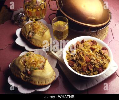 Cuisine internationale . Gauche, Crabe farcis.. USA.. Bon, à la vapeur de palourdes au jambon et saucisses.. Ameijoas Na Cataplana, Portugal. Banque D'Images