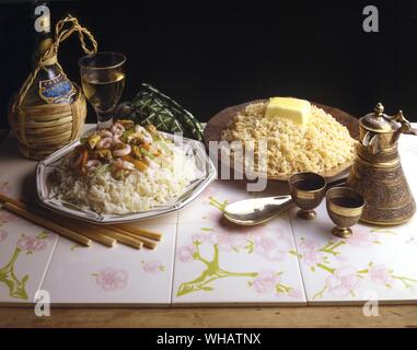 Cuisine internationale . À gauche, les fruits de mer Risotto.. Risoto Con Frutti di Mare, Italie.. Droit, Pilau.. La Turquie. Banque D'Images