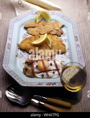 Cuisine internationale . Haut en bas, Escalope de veau.. Schnitze, Autriche.. . Wiener Schnitzel.. . Schnitzel Holsteiner. Banque D'Images