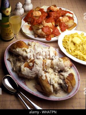 Cuisine internationale . Poulet Marengo. Haut. La France ou l'Italie.. Bas Alsace-Style, coq au vin.. Faire revenir le coq au Riesling, France. Banque D'Images