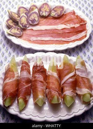 La cuisine italienne . Le Prosciutto Con Fichi.. Du jambon fumé aux figues.. . Le Prosciutto Con Melone.. Melon avec jambon fumé. Banque D'Images