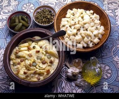 Resto italien par Robin Howe. . Gauche.. Insalata Di Patate.. Salade de pommes de terre.. . La droite.. Insalata Di Patate Agrodolce.. Salade de pommes de terre Sweet-Sour.. Banque D'Images