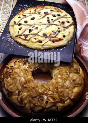 Resto italien par Robin Howe. . Haut.. Torta Tarentina Di Patate.. Pizza de pommes de terre avec de la Mozzarella et d'anchois.. . Bas.. Fitascetta.. Bague Pain à l'oignon. Banque D'Images