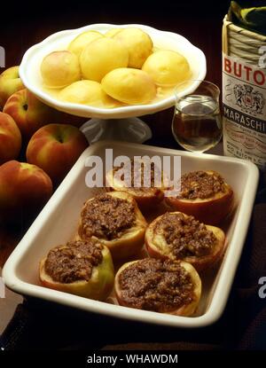 La cuisine italienne . Haut.. Pesche Al Vino Bianco.. Pêches au vin blanc.. . Bas.. Pesche Ripiene Al Forno. Au four farcies de pêches. Banque D'Images