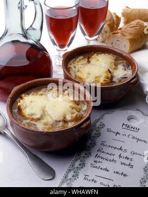 Recettes françaises . Soupe A L'Oignon.. Soupe à l'oignon. Banque D'Images