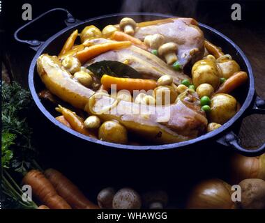 Recettes françaises . . Navarin printanier.. Ragoût d'Agneau aux légumes de printemps. Banque D'Images