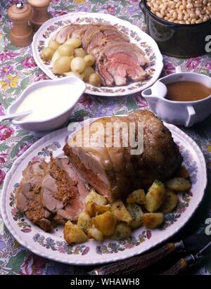 Cuisine française par Eileen Reece.. . Haut de page. . Epaule d'agneau aux haricots blancs.. Epaule d'agneau avec haricots.. . Bas.. Epaule d'agneau farcie.. Épaule d'agneau farcie.. Banque D'Images