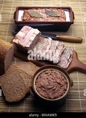 Cuisine française par Eileen Reece.. . Haut en bas.. Pate de canard.. Pate de canard.. . Pate de campagne.. Pate de porc.. . Foie de Volaille En Pate.. Le pâté de foie de poulet. Banque D'Images