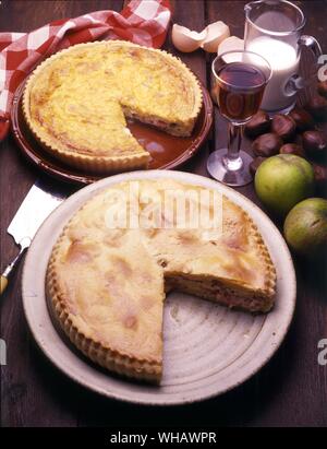 Cuisine française par Eileen Reece.. . Haut.. Une tarte à l'Oignon Alsacienne.. Tarte à l'oignon.. . Bas.. Tourte Ardennaise.. Le porc, et Apple Pie alezan. Banque D'Images