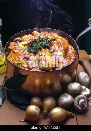 Poulet chasseur. Le poulet cuit avec le vermouth et tomates. cocotte Banque D'Images