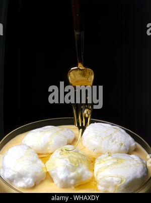 L'Île flottante . fabriqué à partir de crème anglaise au caramel et à la meringue Banque D'Images