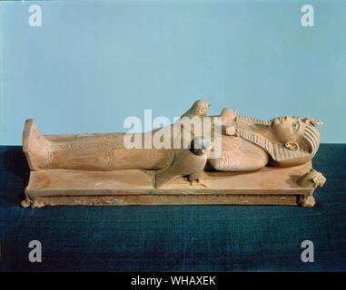 Toutankhamon - Image de la momie du roi sur son lit funèbre, il est entouré par les "deux âmes" des morts d'hommes.- . . . Image de la momie du roi sur son lit funèbre, flanquée par les deux âmes de l'homme mort dédié par Maya. Tukankhamen, par Christiane Desroches Noblecourt, page 258. Banque D'Images