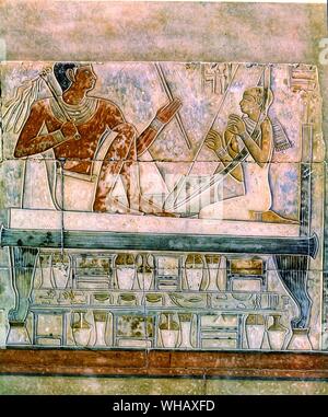 Mererakat femme assis sur le lit, Dynastie VI 2325 BC. Meubles dans l'Ancien Monde Origines et évolution 3100-475 B C D'Hollis S. Baker. page 33. Banque D'Images