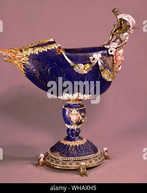 Tasse en lapis lazuli surmontées de Neptune dans l'argent des guirlandes de fleurs et d'émail, de céramique. Sphinxs à la base et les animaux exotiques, à partir de Louis XIV collection de bijoux. Le Roi Soleil par Nancy Mitford, page 153. Banque D'Images
