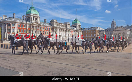 Londres, Westminster. Une troupe de Gardes Royal Horse Guards Parade laissant à la suite de la relève de la garde. Banque D'Images