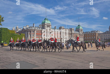 Londres, Westminster. Une troupe de Gardes Royal Horse Guards Parade laissant à la suite de la relève de la garde. Banque D'Images