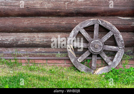 Roue en bois ancien. De l'ancienne roue chariot. Banque D'Images