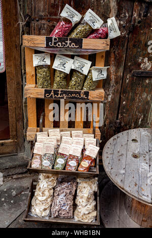 AREZZO, Toscane, Italie - 10 janvier 2016 : Des pâtes artisanales typiques de la toscane et les épices dans l'un des plus anciens magasins de la ville d'Arezzo Banque D'Images